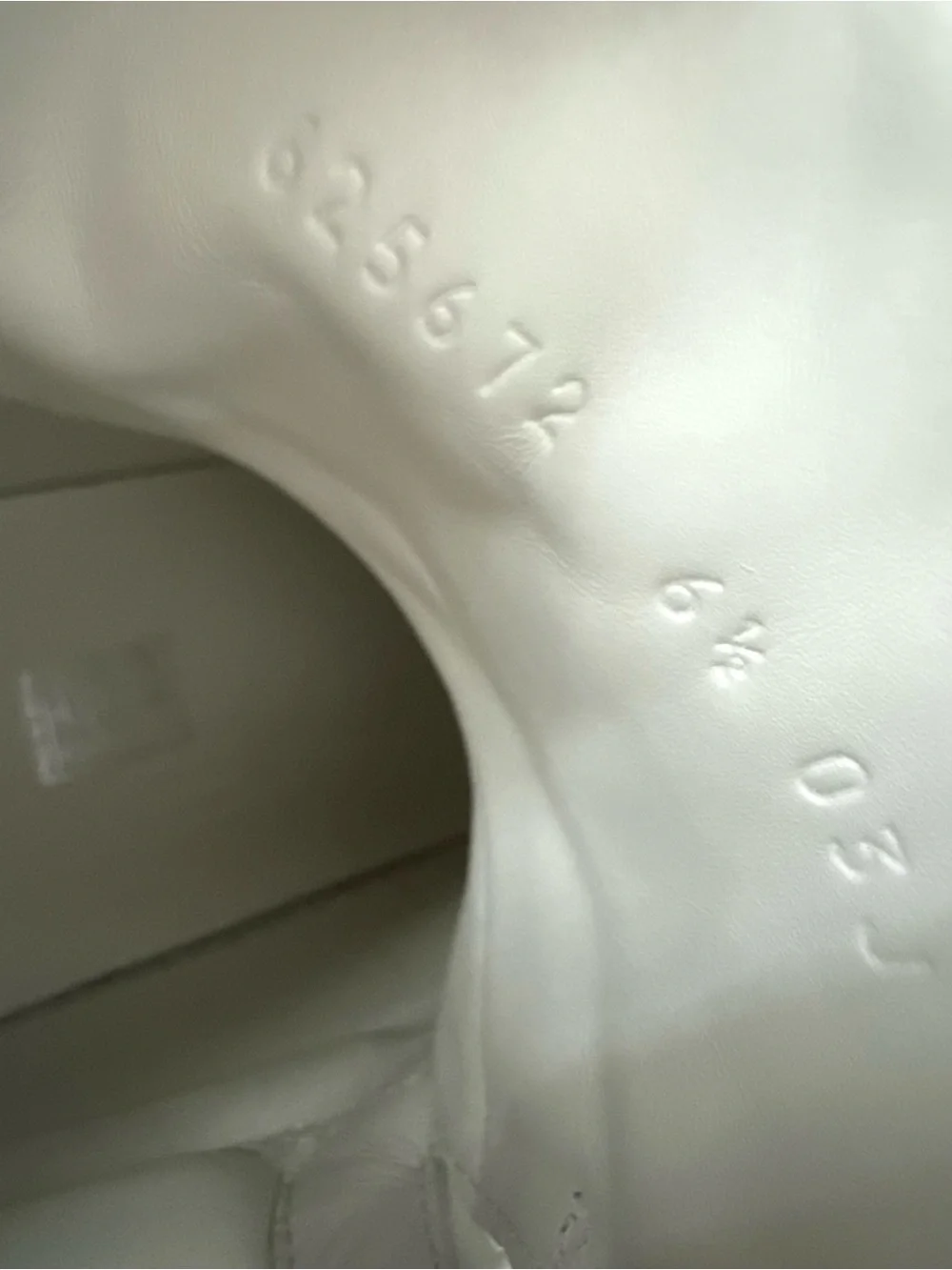EUC Gucci Ace Interlocking G Logo White Leather High Top Sneakers